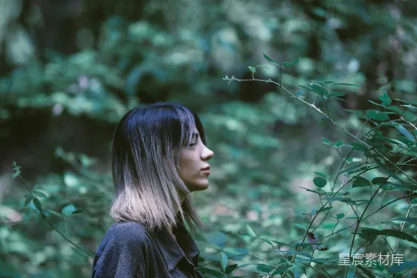 穿黑色上衣的女人