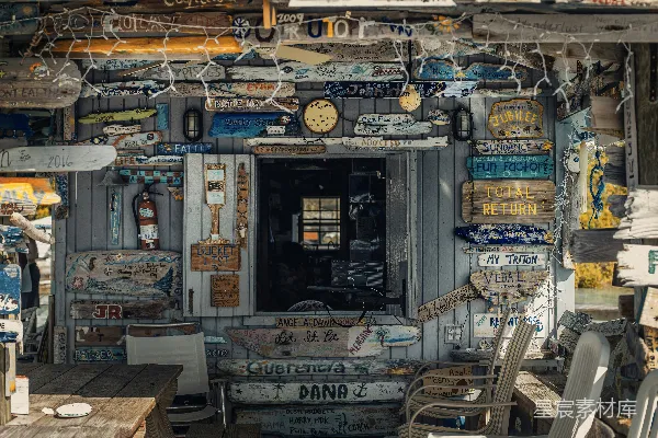 高清摄影 带有各种指示牌的木屋