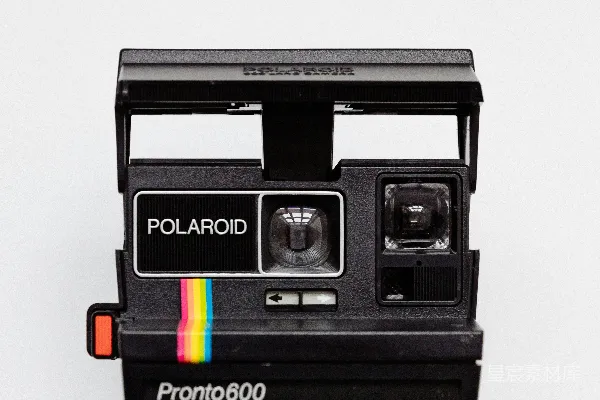 高清摄影 带有白色背景的黑色Polaroid相机