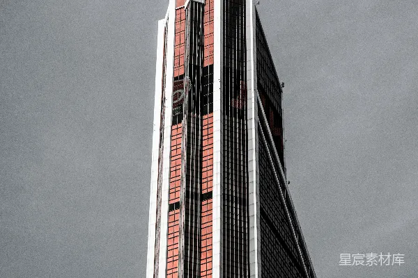 红黑高耸建筑