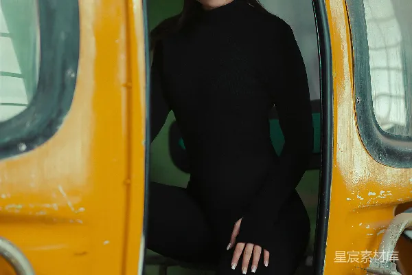 一个穿黑色紧身衣和护目镜的女人