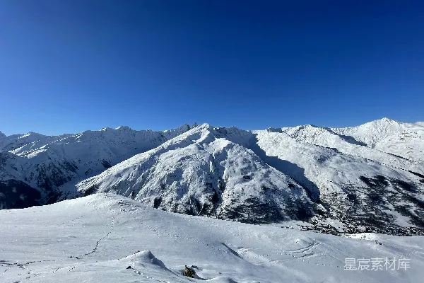 白天雪覆盖的山在蓝天之下
