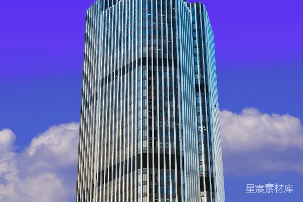 一座矗立在天空背景下的高大建筑物
