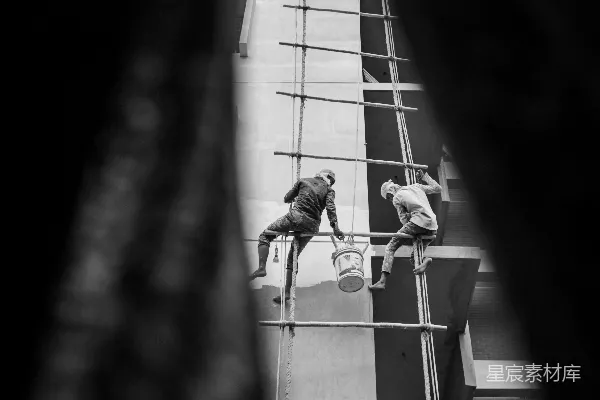 几名男子正在一栋建筑上工作。