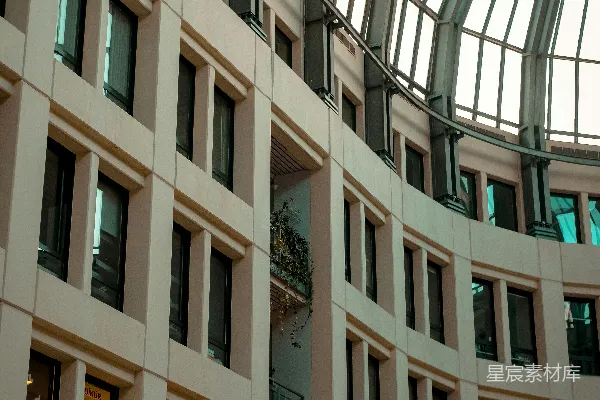 一座带有玻璃顶棚和钟表的巨大建筑