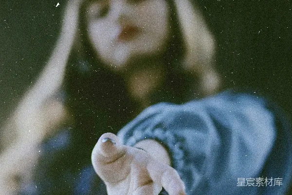 高清摄影 穿蓝色夹克的女人伸出左手。