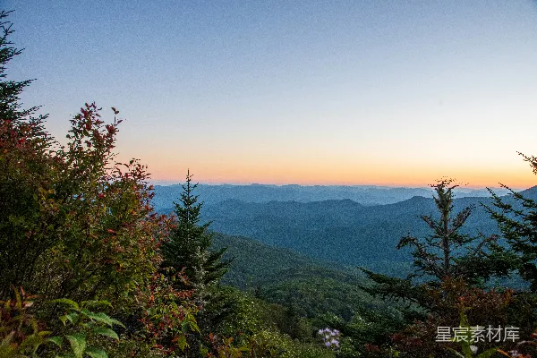 山顶上俯瞰的山景