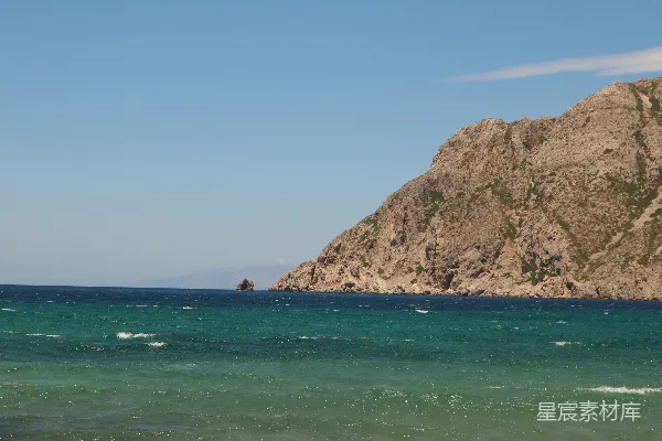 白天海边的棕色岩层