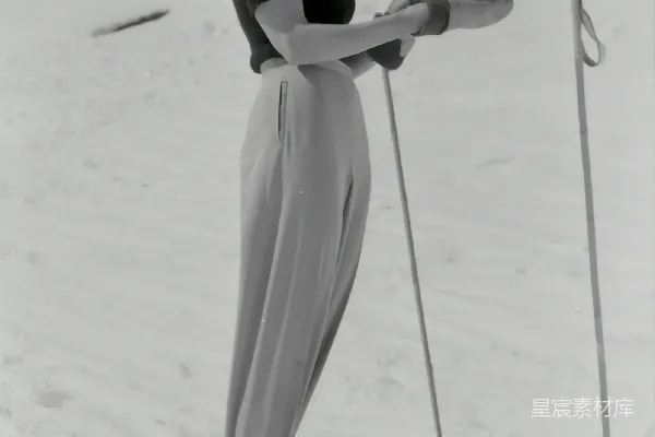 高清摄影 黑白摄影中的女性使用滑雪板