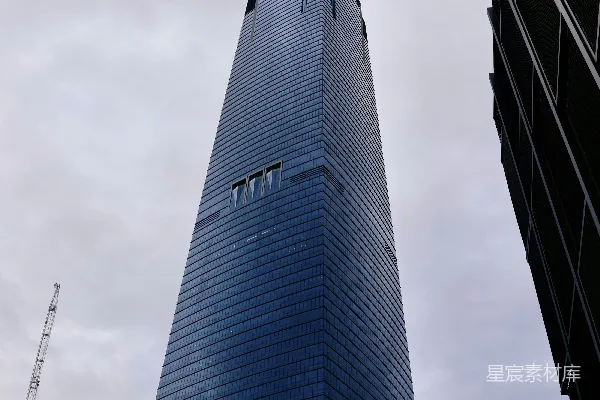 一座非常高大的建筑矗立在其他高大建筑之上