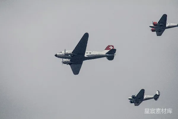 高清摄影 三架灰色战斗机在空中