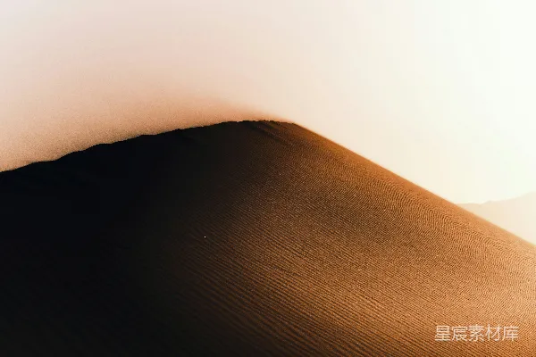 白天白天空中棕色的沙子
