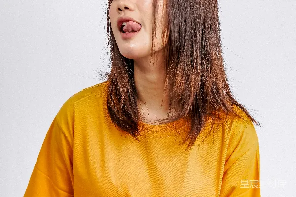 一个穿着黄色上衣和太阳镜的女子