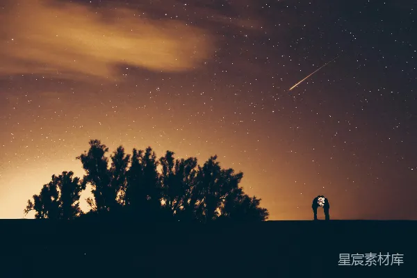 几人站在山顶上，天空中繁星点点。