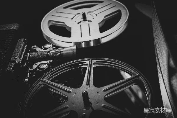 高清摄影 一张黑白照片，展示的是电影放映机。