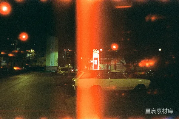 高清摄影 夜晚路上的白色轿车