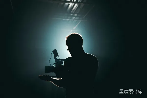 高清摄影 拍摄手持相机的男子剪影照片