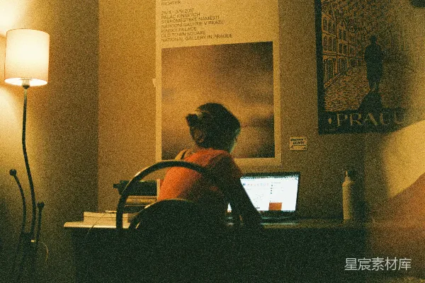 高清摄影 穿着红黑条纹衬衫的女人坐在椅子上