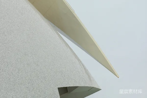 现代白色建筑结构矗立在淡蓝的天空中