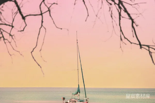 夕阳下海边的红船