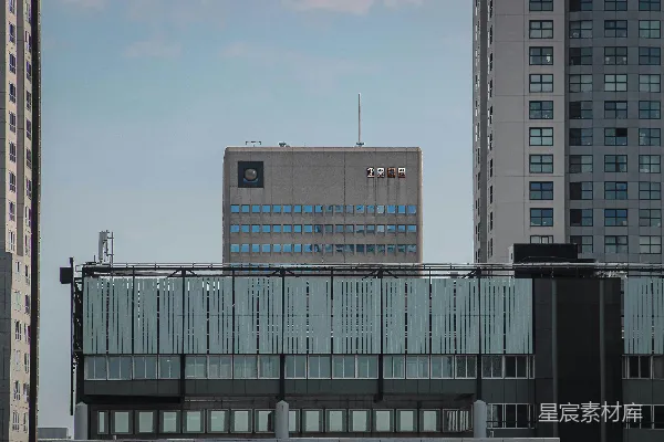 现代城市建筑在蓝天之下。
