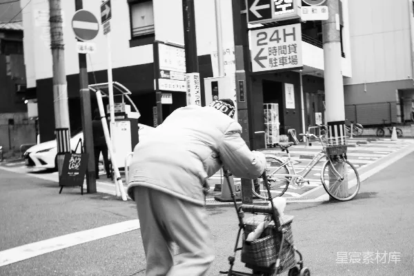 白衬衫穿着者和裤子者骑在黑色自行车上，在路途中白天的景象