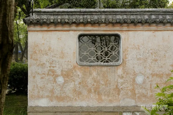 棕色混凝土建筑，带有黑色金属窗框
