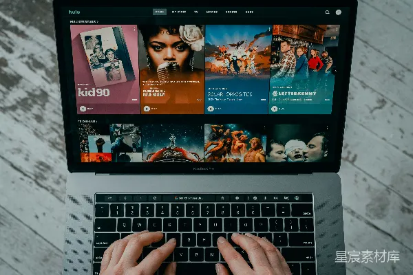 高清摄影 MacBook Pro 放在白色桌子上