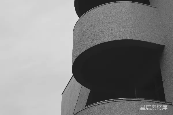 一张黑白建筑照片