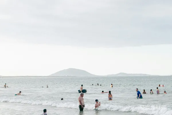 高清摄影 海滩上一群人在水中