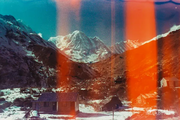 高清摄影 白天被雪覆盖的山