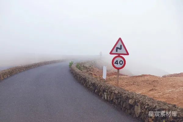 高速公路旁设有40英里/小时限速标志