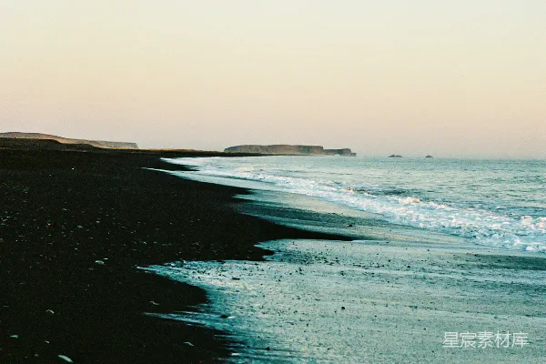 高清摄影 白天，海浪拍打着海岸。