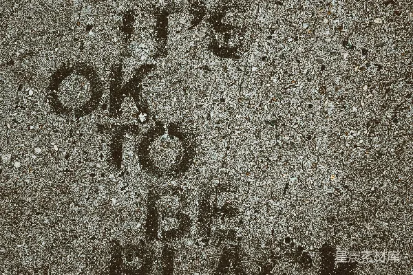 一条上面写着“Ko To Black”的人行道