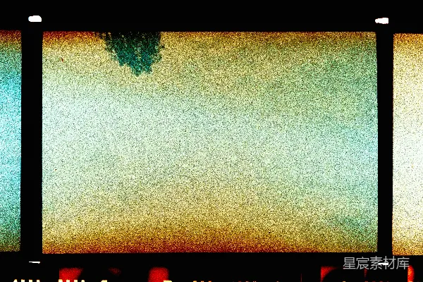 高清摄影 一张从火车窗户拍到的树和天空的照片