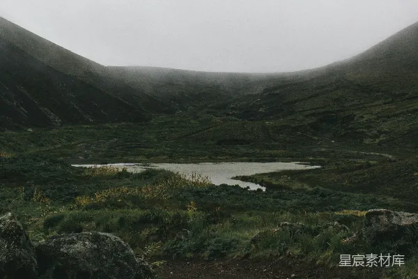 山间一条通往湖的土路