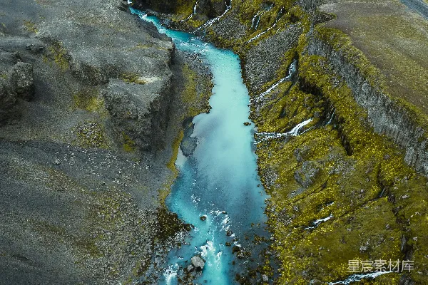 一条河流穿过一片翠绿的山谷