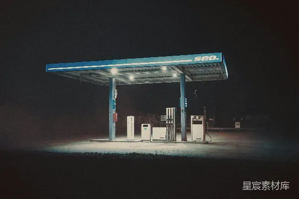 高清摄影 白色和蓝色的金属建筑在夜间