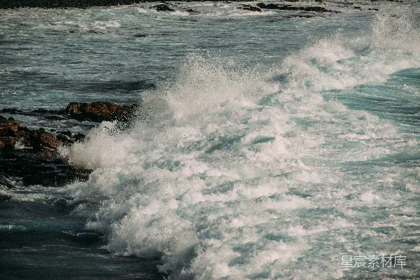 岩石上的海浪撞击声