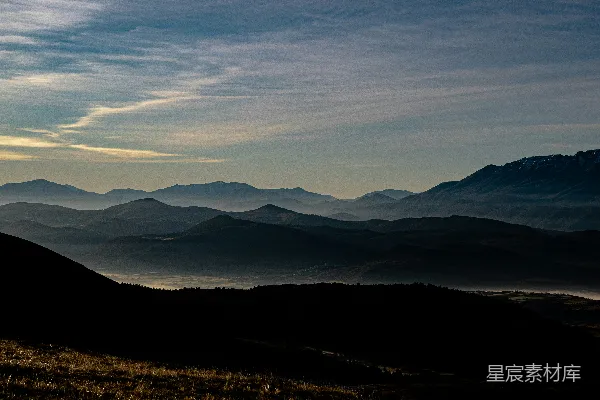 云遮远山。