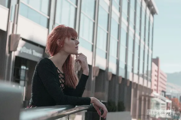 身穿黑色毛衣的女人正在被拍摄。