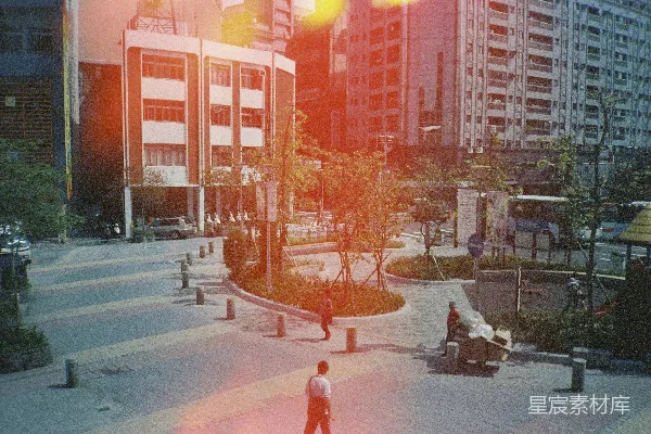 高清摄影 公园附近建筑物旁的人们