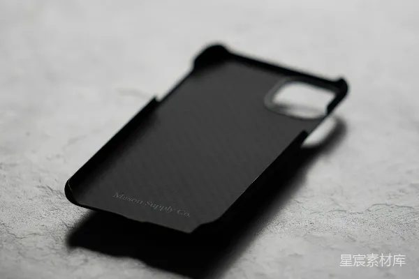 黑色iPhone外壳置于白色纺织品上