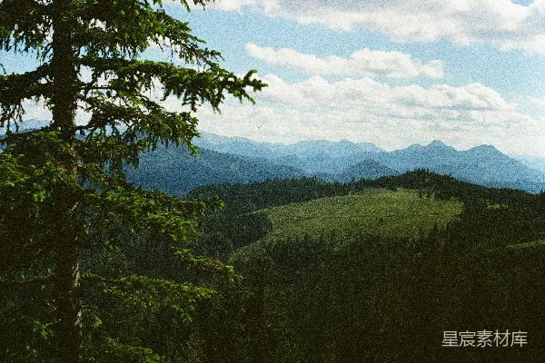 高清摄影 白天山下的绿树和白云