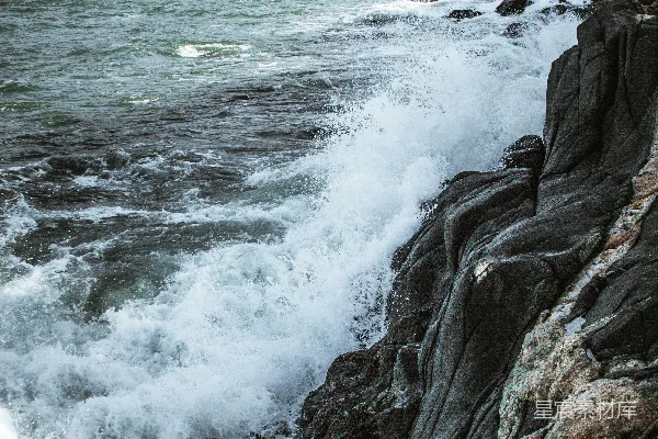 海边岩石上的海浪
