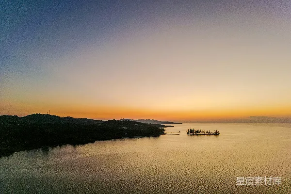 夕阳照亮一片宁静的海。