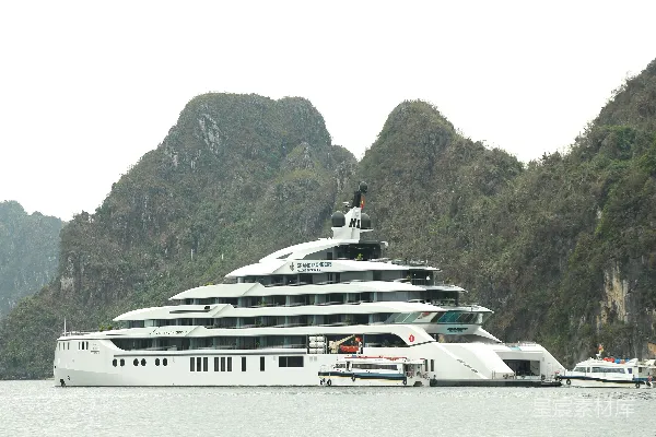 一艘大白船漂浮在水体上