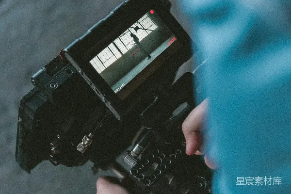 高清摄影 手持黑色数码单反相机的人