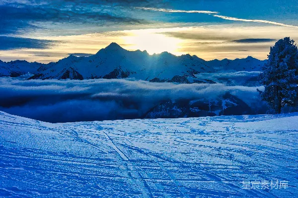 白天雪覆盖的山峦在阴云中