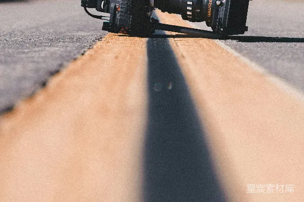高清摄影 手持式摄像机在道路上